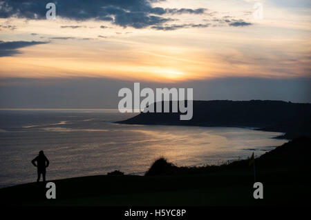 Swansea, Royaume-Uni. 21 Oct, 2016. 21 octobre 2016 - Le soleil se couche sur la 8e vert de Langland Bay Golf Course, ce soir, avec le caractère distinctif du Pwll Bay pointe dans la distance à la fin d'une belle journée d'automne. Credit : Phil Rees/Alamy Live News Banque D'Images