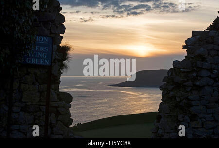 Swansea, Royaume-Uni. 21 Oct, 2016. 21 octobre 2016 - Le soleil se couche sur la 8e vert de Langland Bay Golf Course, ce soir, avec le caractère distinctif du Pwll Bay pointe dans la distance à la fin d'une belle journée d'automne. Credit : Phil Rees/Alamy Live News Banque D'Images