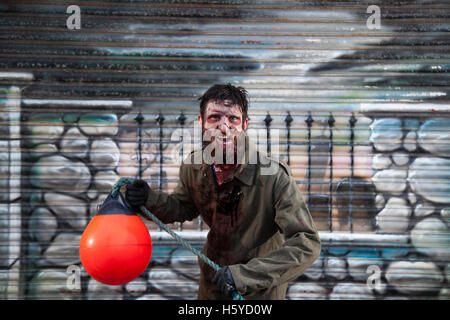 Portrait d'horreur l'art de nuit imprégné de sang; Southport, Merseyside, Royaume-Uni, octobre,2016. Joyeux Halloween à Pleasueland, Spookport, le festival unique de Southport en 2016, avec des goings plus épiques et plus gros que jamais.Des événements étranges, fantômes et fourmillements se déroulent depuis des mois à Pleasureland et les attractions continuent de s'appuyer sur l'approche de la veille de Hallow alors que les esprits sortent jouer.Pleasureland accueille son festival annuel Happy Halloween Spectacular, une semaine remplie de magnifiques personnages de déguisements en famille pour Halloween. Banque D'Images