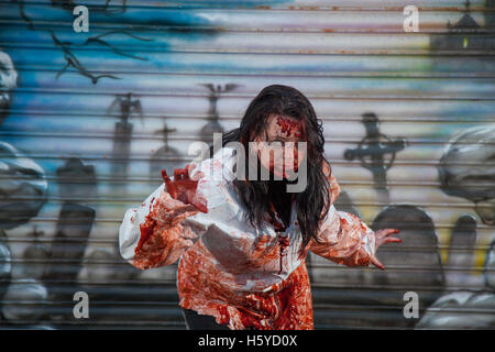 Portrait d'horreur l'art de nuit imprégné de sang; Southport, Merseyside, Royaume-Uni, octobre,2016. Joyeux Halloween à Pleasueland, Spookport, le festival unique de Southport en 2016, avec des goings plus épiques et plus gros que jamais.Des événements étranges, fantômes et fourmillements se déroulent depuis des mois à Pleasureland et les attractions continuent de s'appuyer sur l'approche de la veille de Hallow alors que les esprits sortent jouer.Pleasureland accueille son festival annuel Happy Halloween Spectacular, une semaine remplie de magnifiques personnages de déguisements en famille pour Halloween. Banque D'Images