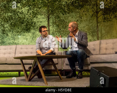 Birmingham, UK. 21 octobre, 2016. Kevin McCloud, présentateur d'un grand destin, entrevues architecte Matt White devant un public dans le cadre de l'exposition Grand Designs Live. Le salon offre aux visiteurs une occasion unique de voir toutes les dernières tendances pour la maison ainsi que de nombreux produits jamais vu auparavant. Basé sur la série TV Channel 4, et présenté par le gourou de conception Kevin McCloud, l'événement est doté de plus de 500 exposants et est ouvert jusqu'au 23 octobre 2016. Bailey-Cooper Photo Photography/Alamy Live News Banque D'Images