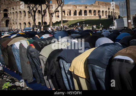 Rome, Italie. 21 Oct, 2016. Les musulmans assistent à la prière du vendredi au cours d'une manifestation près de l'ancienne Rome Colisée à Rome, Italie. La communauté musulmane à prendre des rues pour prier et pour protester contre l'auteur présumé de l'arrêter par la police des lieux de culte non officiel de la ville. Credit : Andrea Ronchini/Alamy Live News Banque D'Images