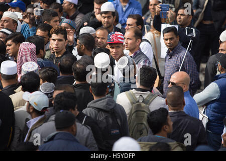 Rome, Italie. 21 Oct, 2016. Les musulmans assistent à la prière du vendredi au cours d'une manifestation près de l'ancienne Rome Colisée à Rome, Italie. La communauté musulmane à prendre des rues pour prier et pour protester contre l'auteur présumé de l'arrêter par la police des lieux de culte non officiel de la ville. Credit : Andrea Ronchini/Alamy Live News Banque D'Images