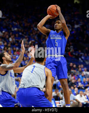 Lexington, Kentucky, USA. Feb 23, 2016. Kentucky Wildcats guard Malik Monk (5) draine un trois au cours de l'UK Blue-White le vendredi 21 octobre 2016 à Lexington, KY. © Lexington Herald-Leader/ZUMA/Alamy Fil Live News Banque D'Images