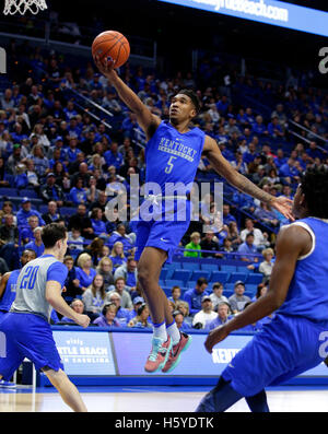 Lexington, Kentucky, USA. Feb 23, 2016. Kentucky Wildcats guard Malik Monk (5) entraîne le lane pour deux au cours de l'UK Blue-White le vendredi 21 octobre 2016 à Lexington, KY. © Lexington Herald-Leader/ZUMA/Alamy Fil Live News Banque D'Images