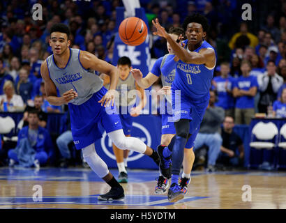 Lexington, Kentucky, USA. Feb 23, 2016. Kentucky Wildcats guard De'Aaron Fox (0) vaisselle à l'avant pour lancer la pause pendant l'UK Blue-White le vendredi 21 octobre 2016 à Lexington, KY. © Lexington Herald-Leader/ZUMA/Alamy Fil Live News Banque D'Images