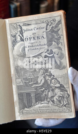 Employé de bibliothèque Jens Wehmann brandissant une édition précieuse de Georg Friedrich Haendel's 'Jules César : un opéra' à partir de 1724 à la bibliothèque de la Maison de Haendel à Halle/Saale, Allemagne, 20 octobre 2016. L'institution est propriétaire de l'un des plus grands Haendel collection au monde, avec environ 28 000 livres, films, vinyls, CDs, feuilles, des écrits ainsi que des DVD. PHOTO : HENDRIK SCHMIDT/dpa Banque D'Images