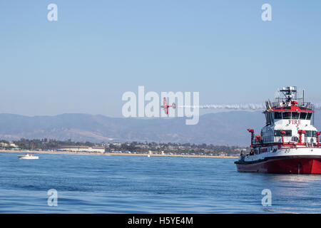 Huntington Beach, Californie, USA. 21 Oct, 2016. Le sasquatch Screamin. Jack Link's Beef Jerky team . Long Beach avec bateau-feu à l'avant-plan à l'inaugural Breitling air show Huntington Beach Californie USA 21 Octobre 2016 Banque D'Images