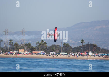 Huntington Beach, Californie, USA. 21 Oct, 2016. Il Screamin Sasquatch. Jack Link's Beef Jerky équipe cette avion était un classique 1929 Taperwing, qui a été l'avion de choix pour barnstorms dans les années 1930 et 1940. à l'inaugural Breitling Huntington Beach Californie USA 21 octobre 2016 Credit : Duncan Selby/Alamy Live News Banque D'Images