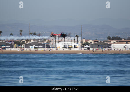 Huntington Beach, Californie, USA. 21 Oct, 2016. le Sasquatch Screamin. Jack Link's Beef Jerky équipe cette avion était un classique 1929 Taperwing, qui a été l'avion de choix pour barnstorms dans les années 1930 et 1940. à l'inaugural Breitling Huntington Beach Californie USA 21 octobre 2016 Credit : Duncan Selby/Alamy Live News Banque D'Images