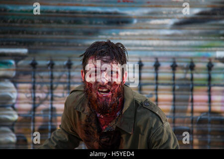 Portrait d'horreur l'art de nuit imprégné de sang; Southport, Merseyside, Royaume-Uni, octobre,2016. Joyeux Halloween à Pleasueland, Spookport, le festival unique de Southport en 2016, avec des goings plus épiques et plus gros que jamais.Des événements étranges, fantômes et fourmillements se déroulent depuis des mois à Pleasureland et les attractions continuent de s'appuyer sur l'approche de la veille de Hallow alors que les esprits sortent jouer.Pleasureland accueille son festival annuel Happy Halloween Spectacular, une semaine remplie de magnifiques personnages de déguisements en famille pour Halloween. Banque D'Images