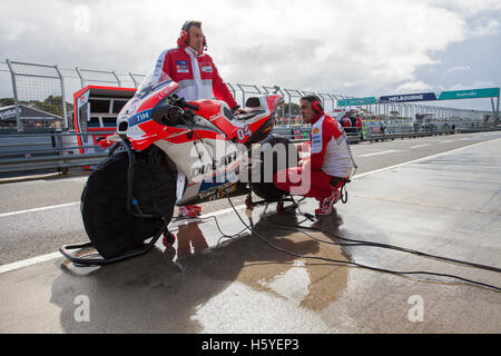 Phillip Island, Australie. Samedi, 22 octobre, 2016. Phillip Island, Australie. MotoGP. Qualifications 1. Andrea Dovizioso's Ducati Desmosedici attend le début des essais qualificatifs. Credit : Russell Hunter/Alamy Live News Banque D'Images