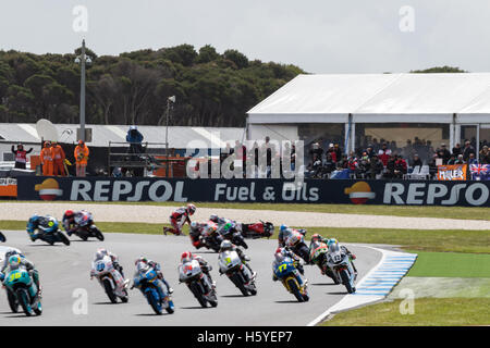 Melbourne, Australie. 21 Oct, 2016. MELBOURNE, AUSTRALIE - Le 22 octobre : Moto3 se bloque pendant le 2016 Grand Prix Moto d'Australie Michelin à 2106 Grand Prix Moto d'Australie Michelin, l'Australie le 21 octobre 2016. Photo : Dave Hewison Crédit : Dave Hewison Sports/Alamy Live News Banque D'Images