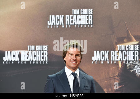 Berlin, Allemagne. 21 Oct, 2016. L'acteur américain et acteur Tom Cruise arrive pour la premiere du film de Jack Reacher : ne jamais revenir" à Berlin, Allemagne, 21 octobre 2016. Le film est d'ouvrir dans les salles allemandes le 10 novembre 2016. Photo : Klaus-Dietmar Gabbert/dpa/Alamy Live News Banque D'Images