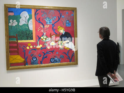 Paris, France. 20 Oct, 2016. Un visiteur se tient devant la peinture 'une table de service - harmonie en rouge' d'Henri Matisse dans l'exposition 'Icônes de l'Art moderne - La Collection Chtchoukine' dans la fondation Louis Vuitton à Paris, France, 20 octobre 2016. Photo : Sabine Glaubitz/dpa/Alamy Live News Banque D'Images