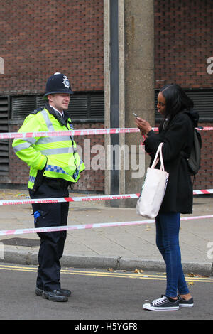 Wood Green, au nord de Londres, au Royaume-Uni. 22 octobre, 2016. La police et les équipes médico-légales l'exploitation d'une enquête après qu'un homme a été retrouvé poignardé à mort dans une rue du nord de Londres. Ils ont appelé la police à Station Road à Wood Green, près de la jonction avec High Road, dans les premières heures du matin à 3.20h à des rapports faisant état d'un couteau. Un homme a été déclaré mort sur place. La route reste fermée avec les bus locaux détournés. Credit : Dinendra Haria/Alamy Live News Banque D'Images