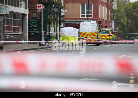 Wood Green, au nord de Londres, au Royaume-Uni. 22 octobre, 2016. La police et les équipes médico-légales l'exploitation d'une enquête après qu'un homme a été retrouvé poignardé à mort dans une rue du nord de Londres. Ils ont appelé la police à Station Road à Wood Green, près de la jonction avec High Road, dans les premières heures du matin à 3.20h à des rapports faisant état d'un couteau. Un homme a été déclaré mort sur place. La route reste fermée avec les bus locaux détournés. Credit : Dinendra Haria/Alamy Live News Banque D'Images