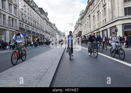 Regent Street, Londres, Royaume-Uni. 22 octobre, 2016. Un grand groupe de jeunes cyclistes roulent le long de la rue Regent bon nombre d'entre eux tirant cascades Banque D'Images