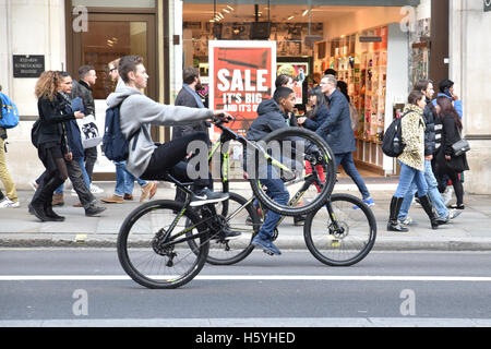 Regent Street, Londres, Royaume-Uni. 22 octobre, 2016. Un grand groupe de jeunes cyclistes roulent le long de la rue Regent bon nombre d'entre eux tirant cascades Banque D'Images