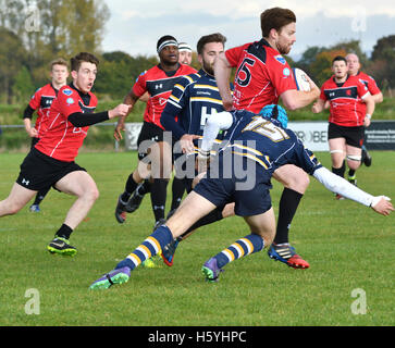 Manchester UK 22 Octobre 2016 Action de la South Lancs/Division Cheshire 1 match entre Broughton Park, en rouge, et Anselmians, dans des cerceaux. Broughton Park win 59-12 pour passer au quatrième dans la table. Banque D'Images