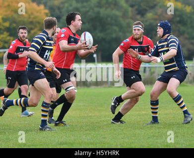 Manchester UK 22 Octobre 2016 Action de la South Lancs/Division Cheshire 1 match entre Broughton Park, en rouge, et Anselmians, dans des cerceaux. Broughton Park win 59-12 pour passer au quatrième dans la table. Banque D'Images