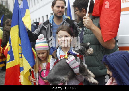 Bucuresti, Roumanie. 22 octobre, 2016. Bucarest, Roumanie - 22 octobre 2016 : Des centaines de personnes affirment dans la 'Lutte pour la Bessarabie mars', un projet du projet pays l'union entre la Roumanie et la République de Moldova. Crédit : Gabriel Petrescu/Alamy Live News Banque D'Images