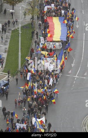 Bucuresti, Roumanie. 22 octobre, 2016. Bucarest, Roumanie - 22 octobre 2016 : Des centaines de personnes affirment dans la 'Lutte pour la Bessarabie mars', un projet du projet pays l'union entre la Roumanie et la République de Moldova. Crédit : Gabriel Petrescu/Alamy Live News Banque D'Images