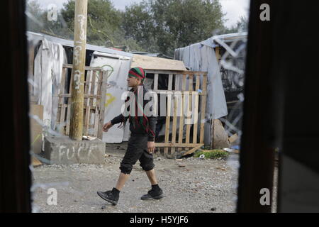 Calais, France. 22 octobre, 2016. Un réfugié de promenades à travers la jungle. La vie quotidienne dans la jungle se poursuit avec quelques jours d'aller à l'expulsion du camp par l'État français. Cependant de plus en plus de gens quittent le camp et le nombre de tentes vides et des huttes augmente. Crédit : Michael Debets/Alamy Live News Banque D'Images