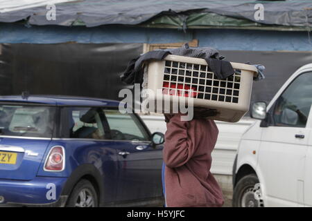 Calais, France. 22 octobre, 2016. Un réfugié porte une boîte avec ses affaires sur son épaule à travers la jungle. La vie quotidienne dans la jungle se poursuit avec quelques jours d'aller à l'expulsion du camp par l'État français. Cependant de plus en plus de gens quittent le camp et le nombre de tentes vides et des huttes augmente. Crédit : Michael Debets/Alamy Live News Banque D'Images