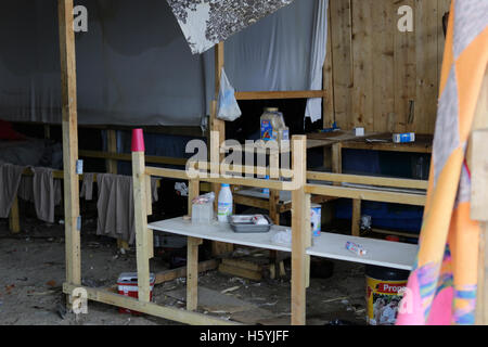 Calais, France. 22 octobre, 2016. Détruit les restes d'un ancien magasin dans l'une des principales rues de la jungle. La vie quotidienne dans la jungle se poursuit avec quelques jours d'aller à l'expulsion du camp par l'État français. Cependant de plus en plus de gens quittent le camp et le nombre de tentes vides et des huttes augmente. Crédit : Michael Debets/Alamy Live News Banque D'Images