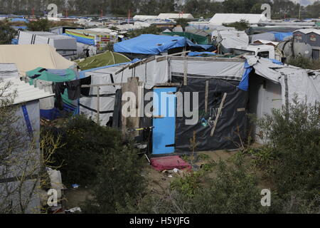 Calais, France. 22 octobre, 2016. Les gens vivent encore leur vivent dans la jungle malgré l'expulsion en attendant la semaine prochaine. La vie quotidienne dans la jungle se poursuit avec quelques jours d'aller à l'expulsion du camp par l'État français. Cependant de plus en plus de gens quittent le camp et le nombre de tentes vides et des huttes augmente. Crédit : Michael Debets/Alamy Live News Banque D'Images