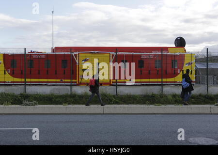 Calais, France. 22 octobre, 2016. Les réfugiés avec des sacs laisser la jungle avant l'expulsion dans la semaine à venir. La vie quotidienne dans la jungle se poursuit avec quelques jours d'aller à l'expulsion du camp par l'État français. Cependant de plus en plus de gens quittent le camp et le nombre de tentes vides et des huttes augmente. Crédit : Michael Debets/Alamy Live News Banque D'Images