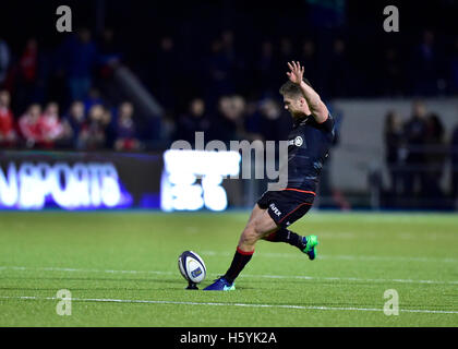 Londres, ANGLETERRE - 22 octobre, 2016 : Owen Farrell des Saracens prend une pénalité au cours de tiques Champion Cup match incident enregistrées entre les sarrasins et les Scarlets à Allianz Park le samedi. Credit : Taka Wu/Alamy Live News Banque D'Images