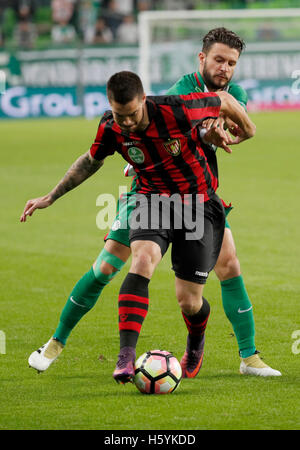 Budapest, Hongrie. 22 octobre, 2016. Marco Djuricin (R) de Ferencvarosi TC se bat pour la balle avec Endre Botka (L) de Budapest Honved hongroise au cours de la Banque OTP Liga match entre Ferencvarosi TC et Budapest Honved Groupama à l'Arena le 22 octobre 2016 à Budapest, Hongrie. Banque D'Images