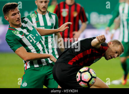 Budapest, Hongrie. 22 octobre, 2016. # 17 Adam Pinter de Ferencvarosi TC est en concurrence pour le bal avec avec Djordje Kamber (R) de Budapest Honved hongroise au cours de la Banque OTP Liga match entre Ferencvarosi TC et Budapest Honved Groupama à l'Arena le 22 octobre 2016 à Budapest, Hongrie. Banque D'Images