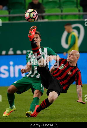 Budapest, Hongrie. 22 octobre, 2016. Dominik Nagy (L) de Ferencvarosi TC se bat pour la balle avec Botond Barath (R) de Budapest Honved hongroise au cours de la Banque OTP Liga match entre Ferencvarosi TC et Budapest Honved Groupama à l'Arena le 22 octobre 2016 à Budapest, Hongrie. Banque D'Images