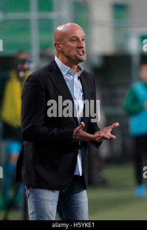 Budapest, Hongrie. 22 octobre, 2016. L'entraîneur-chef Marco Rossi de Budapest Honved indique à son équipe au cours de la Banque Hongroise OTP Liga match entre Ferencvarosi TC et Budapest Honved Groupama à l'Arena le 22 octobre 2016 à Budapest, Hongrie. Banque D'Images