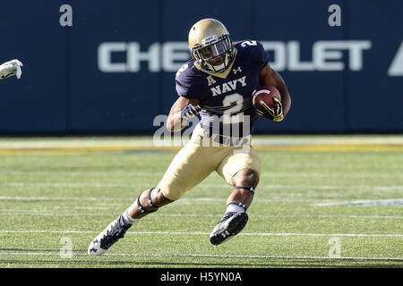 Annapolis, Maryland, USA. 22 octobre, 2016. Naval Academy dvd TONEO CRIQUE (2) précipite à Navy-Marine Corps Memorial Stadium, Annapolis, Maryland. © Amy Sanderson/ZUMA/Alamy Fil Live News Banque D'Images