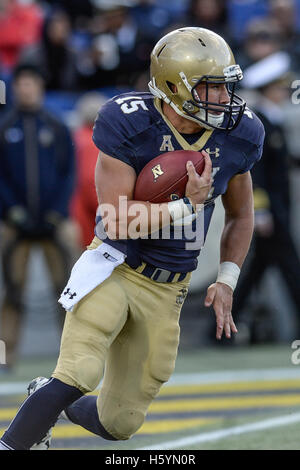 Annapolis, Maryland, USA. 22 octobre, 2016. Le quart-arrière de l'Académie navale (15) s'engouffre à Navy-Marine Corps Memorial Stadium, Annapolis, Maryland. © Amy Sanderson/ZUMA/Alamy Fil Live News Banque D'Images