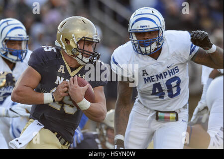 Annapolis, Maryland, USA. 22 octobre, 2016. Le quart-arrière de l'Académie navale (15) s'engouffre à Navy-Marine Corps Memorial Stadium, Annapolis, Maryland. © Amy Sanderson/ZUMA/Alamy Fil Live News Banque D'Images