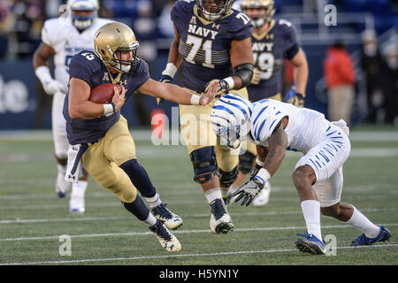 Annapolis, Maryland, USA. 22 octobre, 2016. Le quart-arrière de l'Académie navale (15) s'engouffre à Navy-Marine Corps Memorial Stadium, Annapolis, Maryland. © Amy Sanderson/ZUMA/Alamy Fil Live News Banque D'Images