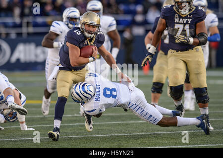 Annapolis, Maryland, USA. 22 octobre, 2016. Le quart-arrière de l'Académie Navale d'une valeur VA (15) est abordé par l'University of Memphis dvd ARTHUR MAULET (8) à l'Navy-Marine Corps Memorial Stadium, Annapolis, Maryland. © Amy Sanderson/ZUMA/Alamy Fil Live News Banque D'Images