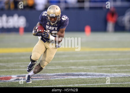 Annapolis, Maryland, USA. 22 octobre, 2016. Naval Academy dvd JOSH BROWN (42) exécute à downfield Navy-Marine Corps Memorial Stadium, Annapolis, Maryland. © Amy Sanderson/ZUMA/Alamy Fil Live News Banque D'Images