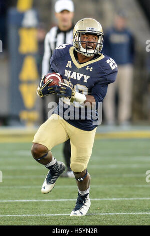 Annapolis, Maryland, USA. 22 octobre, 2016. Naval Academy dvd DARRYL BONNER (29) exécute à downfield Navy-Marine Corps Memorial Stadium, Annapolis, Maryland. © Amy Sanderson/ZUMA/Alamy Fil Live News Banque D'Images