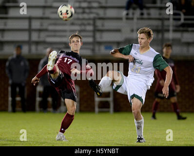 Williamsburg, VA, États-Unis d'Amérique. 22 octobre, 2016. 20161022 - College of Charleston terrain ELI DENT (17) lance une passe contre William et Mary RILEY le milieu de l'Espagne (23) dans la première moitié au stade de la famille Martin à Williamsburg, en Virginie © Chuck Myers/ZUMA/Alamy Fil Live News Banque D'Images