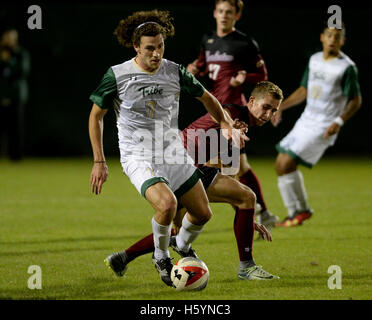 Williamsburg, VA, États-Unis d'Amérique. 22 octobre, 2016. 20161022 - William et Mary REILLY avant MAW (7) déplace la balle loin de College of Charleston defender LORENZ ESPOSITO (4) dans la première moitié au stade de la famille Martin à Williamsburg, en Virginie © Chuck Myers/ZUMA/Alamy Fil Live News Banque D'Images