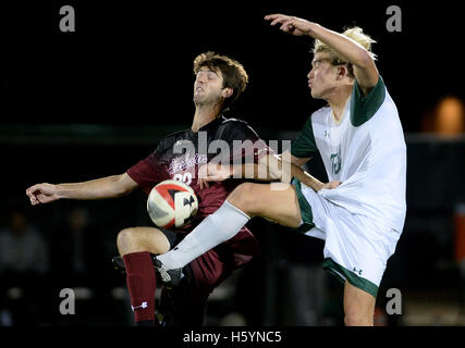 Williamsburg, VA, États-Unis d'Amérique. 22 octobre, 2016. 20161022 - College of Charleston defender PAUL BURDICK (22) se bat pour contrôler la balle contre William et Mary defender TANNER SHANE (13) dans la première moitié au stade de la famille Martin à Williamsburg, en Virginie © Chuck Myers/ZUMA/Alamy Fil Live News Banque D'Images