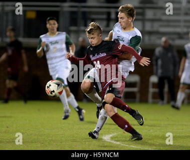 Williamsburg, VA, États-Unis d'Amérique. 22 octobre, 2016. 20161022 - College of Charleston terrain TUCKER HEFFRON (24) de l'avant avec la balle contre William et Mary Riley au poste de l'Espagne (23) dans la seconde moitié au stade de la famille Martin à Williamsburg, en Virginie © Chuck Myers/ZUMA/Alamy Fil Live News Banque D'Images