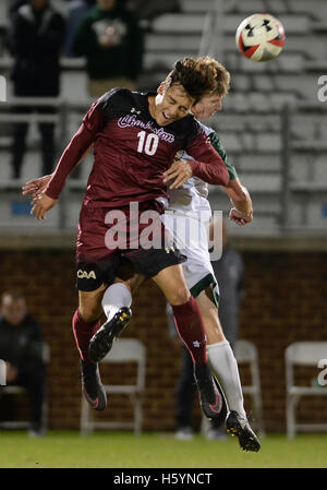 Williamsburg, VA, États-Unis d'Amérique. 22 octobre, 2016. 20161022 - College of Charleston avant NICO CHRISMENT (10) et William et Mary defender TANNER SHANE (13) lutte pour une balle de la tête dans la seconde moitié au stade de la famille Martin à Williamsburg, en Virginie © Chuck Myers/ZUMA/Alamy Fil Live News Banque D'Images