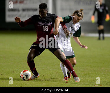 Williamsburg, VA, États-Unis d'Amérique. 22 octobre, 2016. 20161022 - College of Charleston defender TEMI ADESODUN (18) et William et Mary l'avant WILLIAM ESKAY (14) Bataille pour la balle dans la seconde moitié au stade de la famille Martin à Williamsburg, en Virginie © Chuck Myers/ZUMA/Alamy Fil Live News Banque D'Images